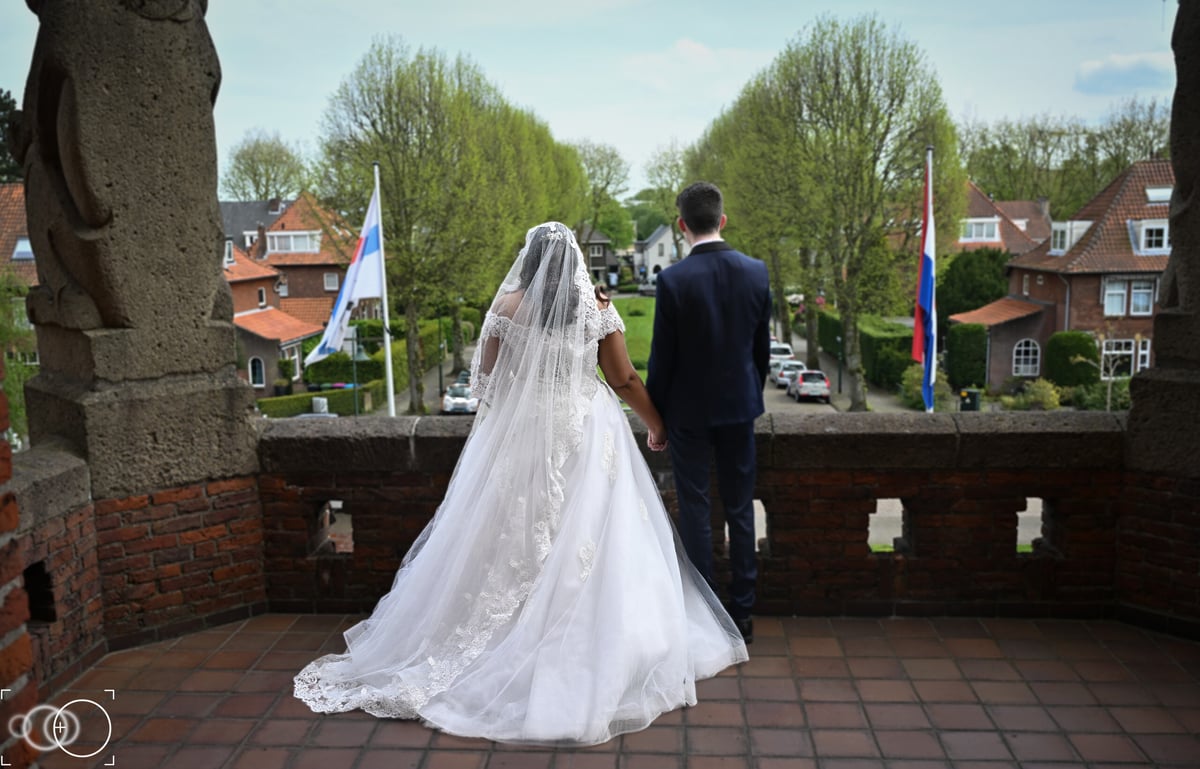 Echtpaar op balkon stadhuis na huwelijksvoltrekking PICS